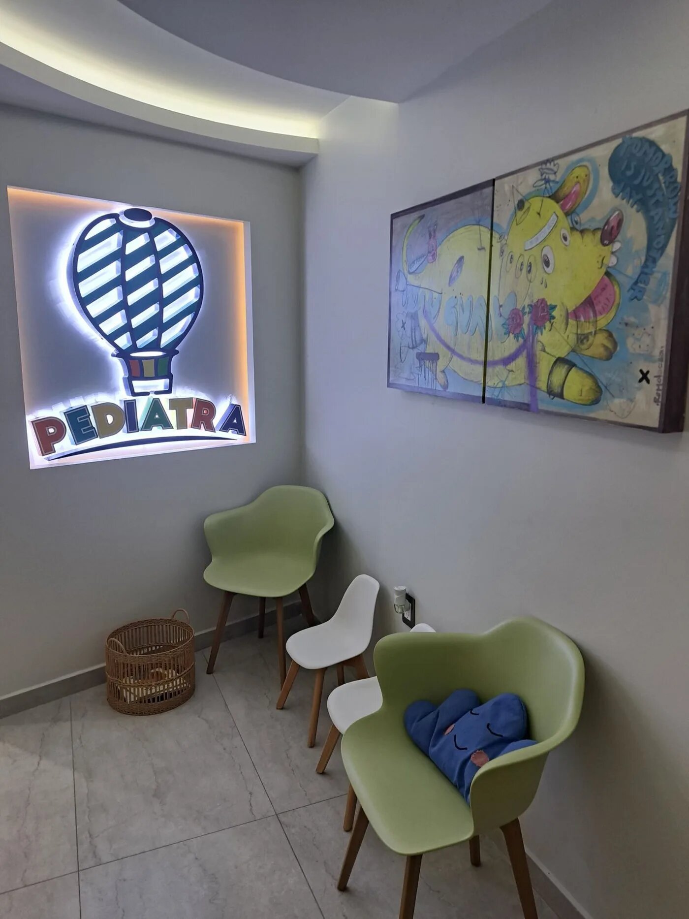 Letrero luminoso del consultorio con el logo Pediatra